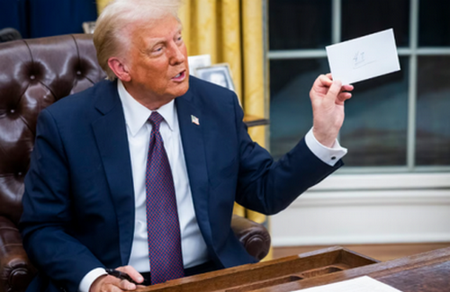 Підписи ніби під копірку: Мін’юст США виправдовується через дивні "помилування" Трампа Підписи ніби під копірку: Мін’юст США виправдовується через дивні "помилування" Трампа